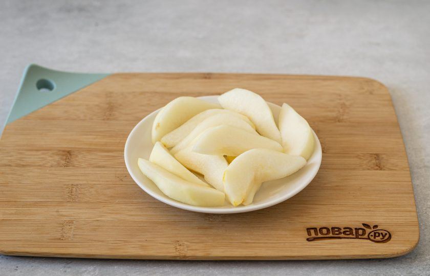 1. Этап. Салат из шпината с грушей: Грушу помойте, очистите от кожуры, нарежьте ломтиками.