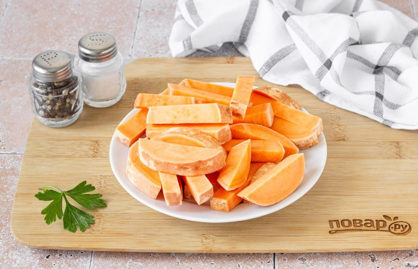 1. Этап. Жареный батат: Батат тщательно помойте, затем нарежьте дольками или брусочками. По желанию можно очистить батат от кожуры, но я просто хорошенько тру ее щеточкой.