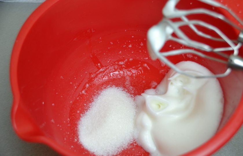 1. Этап. Апельсиновый зефир: Взбейте яичный белок в пышную пену. После этого добавьте частями сахар, продолжая взбивать.