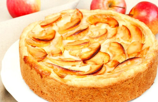 1. Этап. Постная шарлотка в мультиварке: Через положенное время открываем мультиварку. Если у вас есть ощущение, что что-то не допеклось, оставьте еще на 15-20 минут. Так бывает, когда яблоки попадаются очень сочные. Достаем и переворачиваем пирог снизу вверх, чтобы яблоки оказались сверху. Их можно присыпать корицей или сахарной пудрой по вкусу. Приятного вам чаепития!