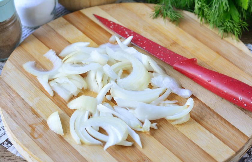 1. Этап. Бефстроганов с гречкой: Почистите лук и нарежьте его полукольцами.