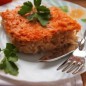 Мясная запеканка с овощами В фарш добавьте нарезанный лук и отварной рис, приправьте по вкусу. Нарежьте капусту кусочками, перемешайте с фаршем. Форму смажьте масло и выложите фарш утрамбовывая его. Морковь натереть на терке и выложить на фарш, затем залить сметаной с томатной пастой и яйцами. Мясная запеканка с овощами готовится при 180 градусах 1,5 часа. Приятного аппетита!!!