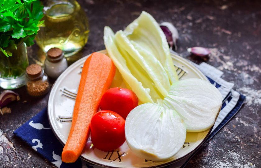 1. Этап. Салат Украинский на зиму: Очистите все овощи, вымойте и слегка просушите.