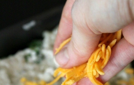 1. Этап. Рыба с брокколи и сыром: 4. Натрите на терке сыр и присыпьте сверху.