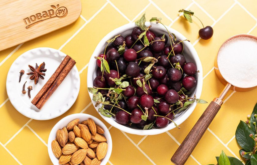 1. Этап. Варенье из вишни с миндалем: Подготовьте все ингредиенты.