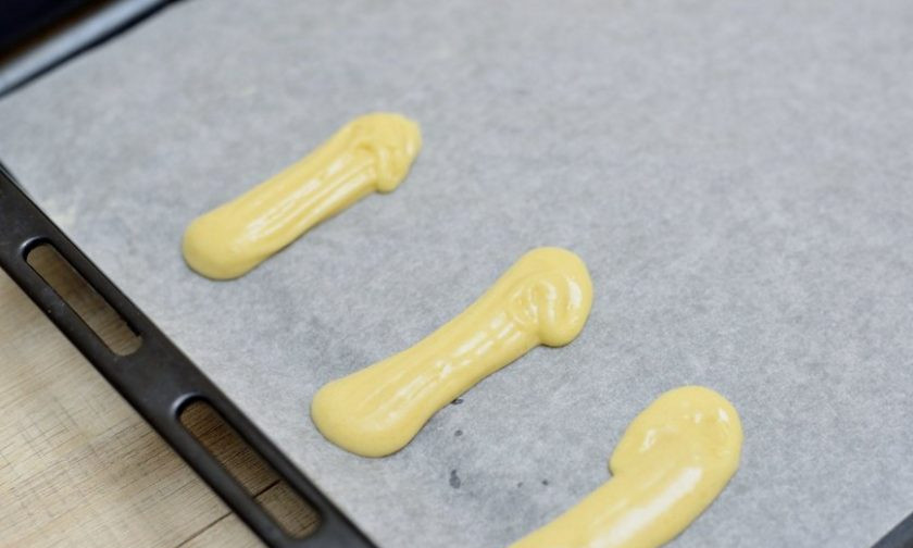 1. Этап. Палочки Савоярди: 3. Выложите тесто в кондитерский мешок. Противень застелите пергаментом и отсадите печенье.