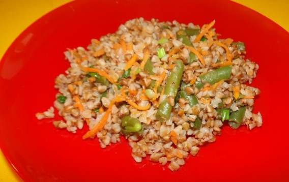 1. Этап. Гречка, тушенная с овощами: Вот такая ароматная готовая гречка, тушенная с овощами. Приятного аппетита!