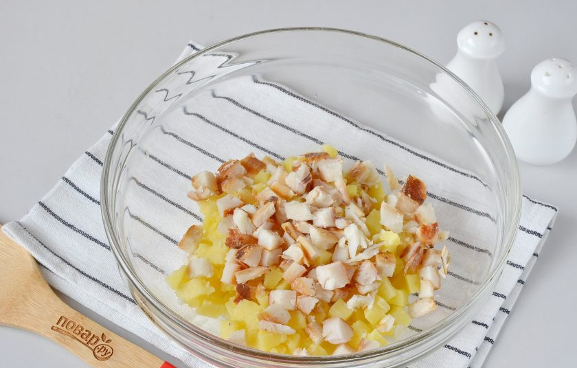 1. Этап. Салат с копченой рыбой: Разберите рыбу, удалите кожу и косточки. Порежьте рыбу кусочками и добавьте к картофелю.