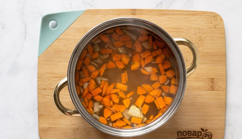 1. Этап. Суп со шпинатом и зеленым горошком: Переложите зажарку в суп и варите его 15 минут. Посолите и поперчите по вкусу.