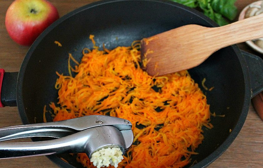 1. Этап. Салат Зимнее солнце: К готовой моркови добавляем пропущенный через пресс чеснок и все перемешиваем.