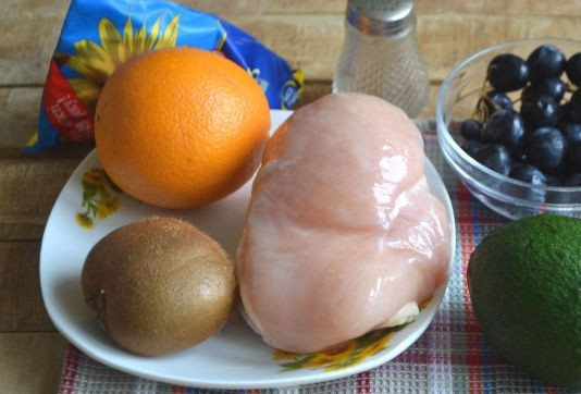 1. Этап. Салат с курицей, авокадо и киви: 1. Для этого салата нам понадобятся простые ингредиенты: куриная грудка, апельсин, киви, авокадо и майонез. Виноград я использую в качестве сочного дополнения по желанию. Режу курицу и ставлю вариться до готовности.