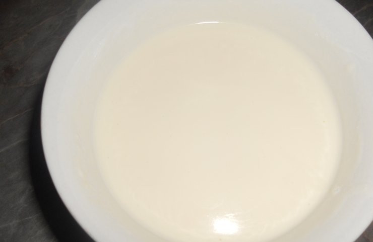 1. Этап. Пирог с картофелем и сыром: Взбиваем вилкой яйцо, добавляем к нему сметану и соду, слегка взбалтываем и добавляем эту смесь к муке и маслу. Тщательно перемешиваем все ингредиенты до образования теста без комков.