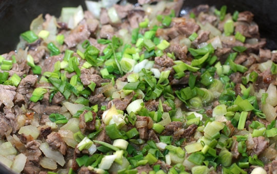 1. Этап. Тарелочки тако с говядиной: Затем добавляем в сковороду мелко нарезанный сельдерей и зеленый лук.