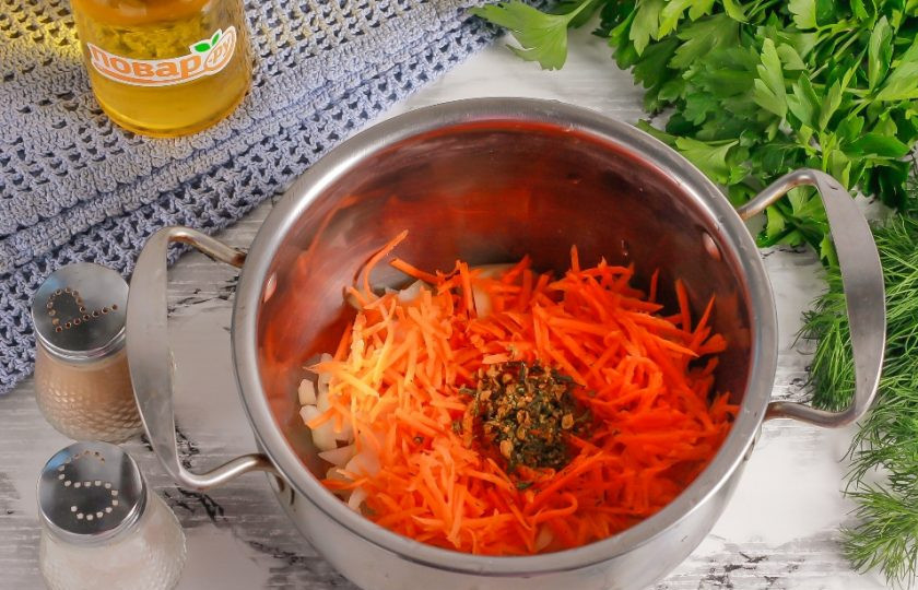 1. Этап. Рыбный суп с икрой мойвы: Морковь натрите на терке с мелкими ячейками. Добавьте в емкость вместе с овощной приправой.
