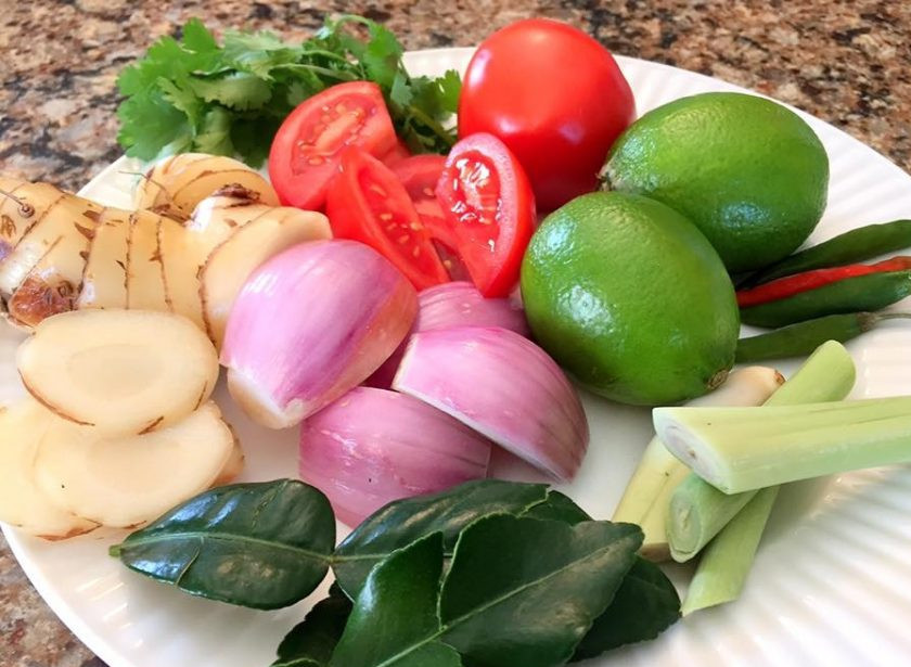 1. Этап. Суп с морепродуктами на овощном бульоне: Подготовьте продукты.