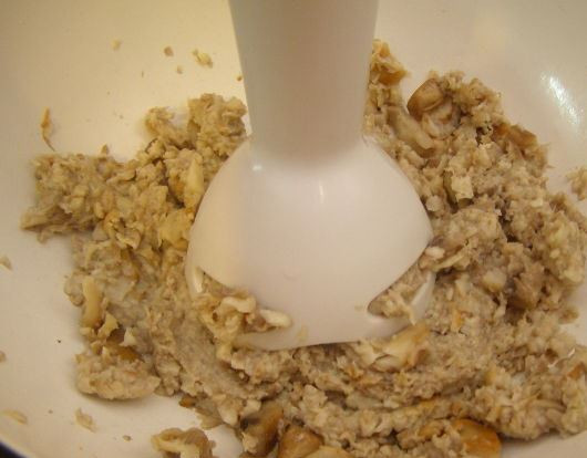 1. Этап. Фрикадельки грибные: Грибы нужно перемолоть блендером.