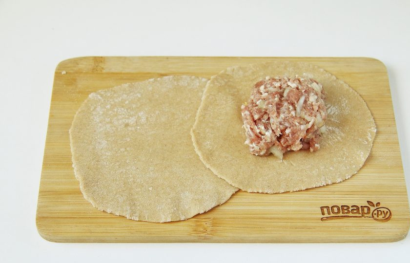 1. Этап. Буузы (классический рецепт): Каждый кусочек обваляйте с двух сторон в муке, приминая руками и раскатайте в форме круга. Кому-то возможно удобнее раскатать весь пласт теста и вырезать потом круги. Выложите на середину раскатанного круга мясной фарш.