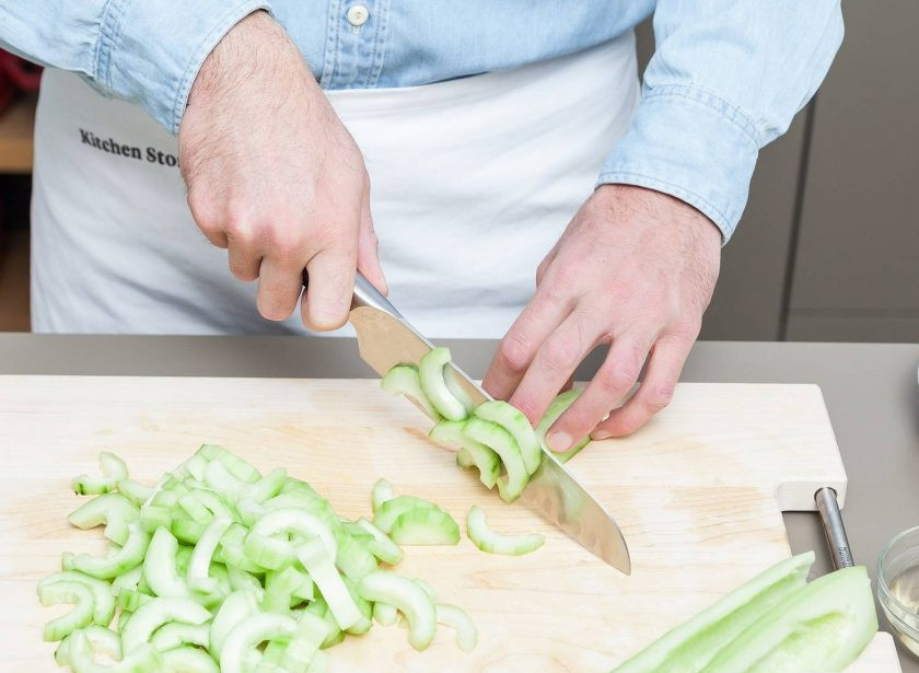 1. Этап. Судак в беконе: 1. Огурец (без кожуры) нарежьте половинками кружков, а картофель — небольшими дольками. Мелко нашинкуйте лук и укроп.