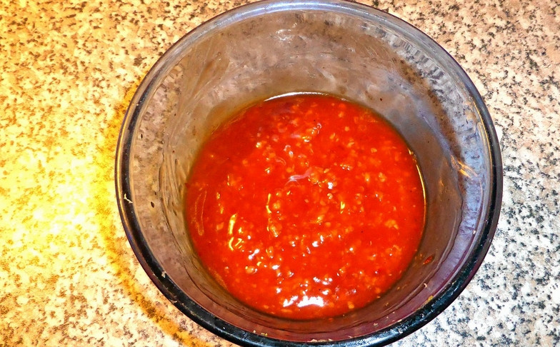 1. Этап. Курица в кисло-сладком соусе с медом: Смешайте мед с измельченным чесноком, кетчупом и уксусом по вкусу. Постоянно пробуйте соус, чтобы получить желаемый результат.