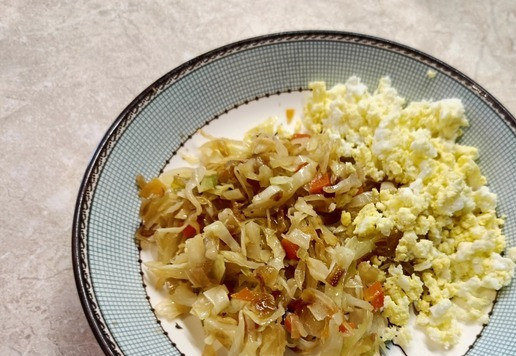 1. Этап. Кулебяка на четыре угла: Для второй начинки обжарить свежую капусту с луком и морковью. Для аромата я кладу тмин и лавр. Сварить вкрутую яйца и измельчить вилкой. Смешать капусту и яйцо.