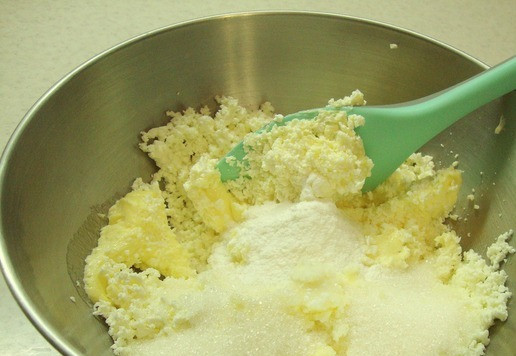 1. Этап. Творожное печенье с кокосовой стружкой: Добавить соль, сахар и ванильный сахар.