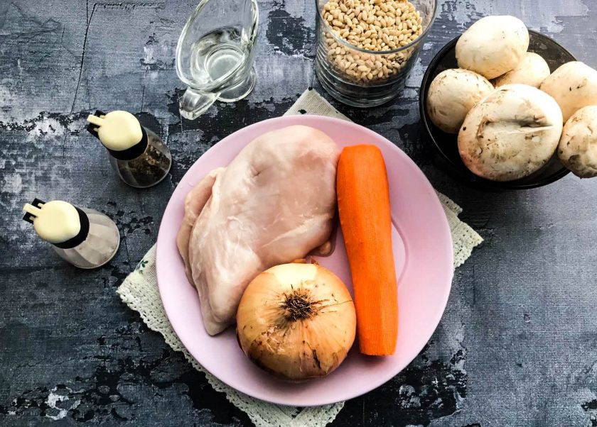 1. Этап. Перловка с курицей и грибами: Подготовьте все необходимые ингредиенты.