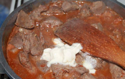 1. Этап. Печень по-строгановски: Через несколько минут добавляем сметану.