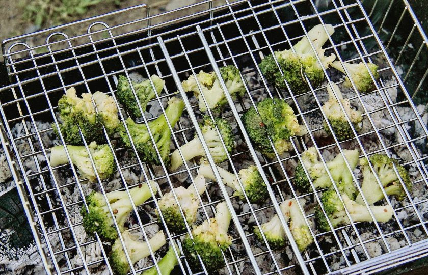1. Этап. Брокколи на мангале: Выложите соцветия на решетку и жарьте брокколи на мангале до легкой мягкости и румяной корочки.