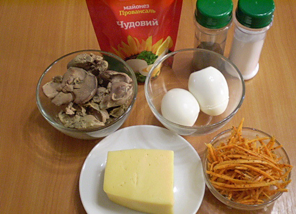 1. Этап. Салат с корейской морковью и печенью: Подготовим продукты. Печень отвариваем в соленой воде до готовности. Яйца отвариваем вкрутую.