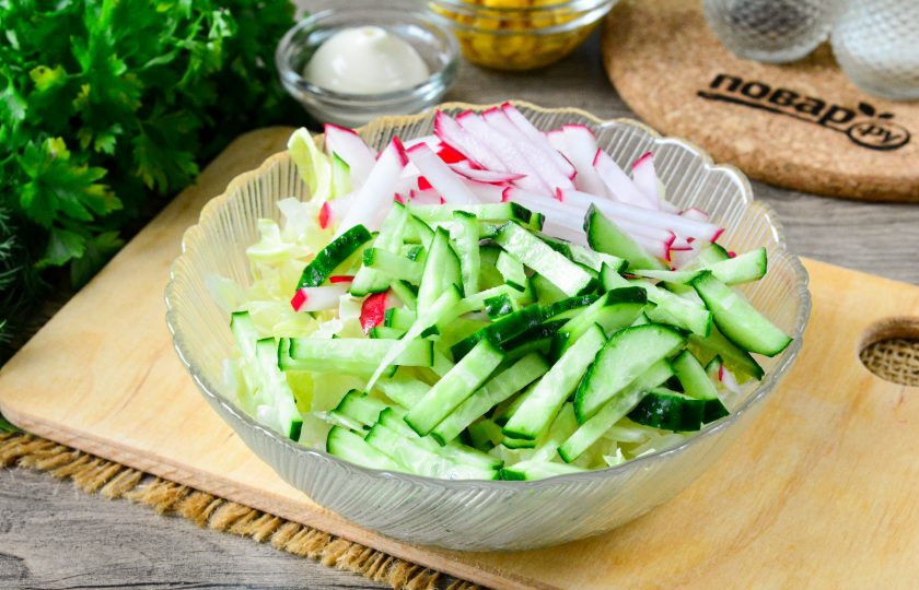 1. Этап. Салат Весенняя свежесть: Добавьте туда же огурцы и редис.