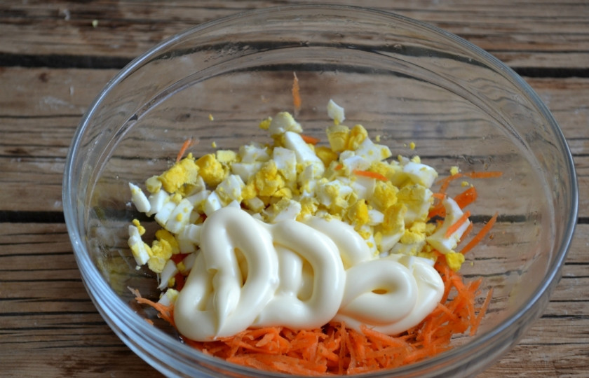 1. Этап. Рулетики из лаваша с корейской морковкой: Смешайте морковь и яйца с майонезом.