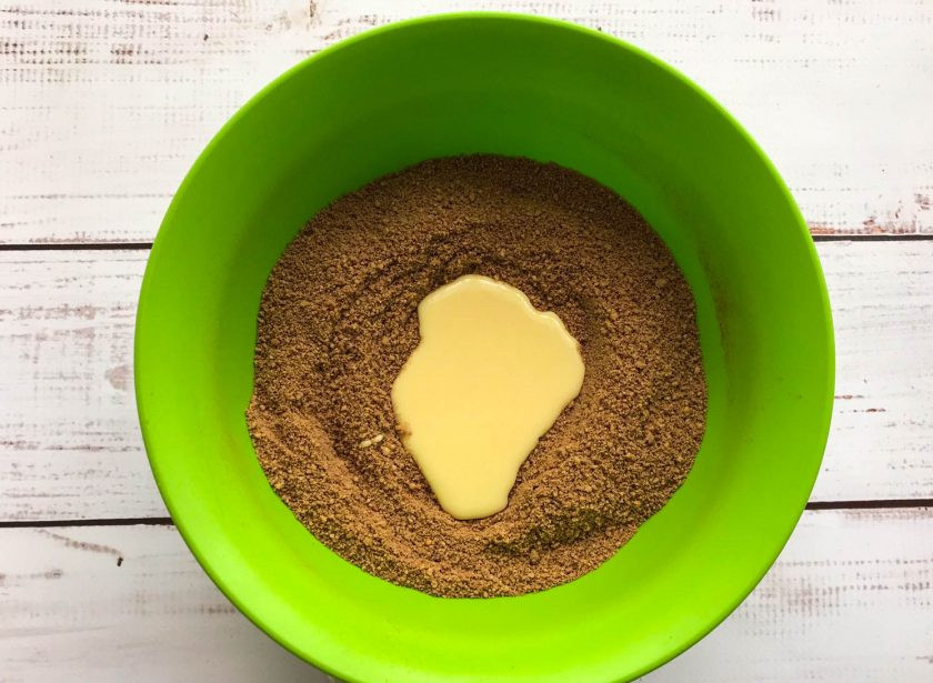 1. Этап. Домашние конфеты за 5 минут: Влейте сгущенное молоко.