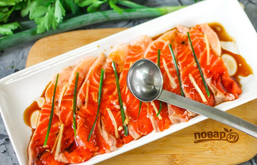 1. Этап. Сашими из лосося: Соедините в сковороде растительное и кунжутное масло, прогрейте их до кипения и полейте филе лосося.