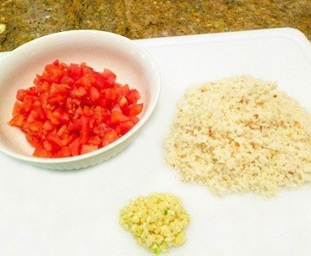 1. Stage. Garlic chicken soup: Peel the tomatoes and cut them into cubes. Grind crackers with a blender, and garlic through a press.