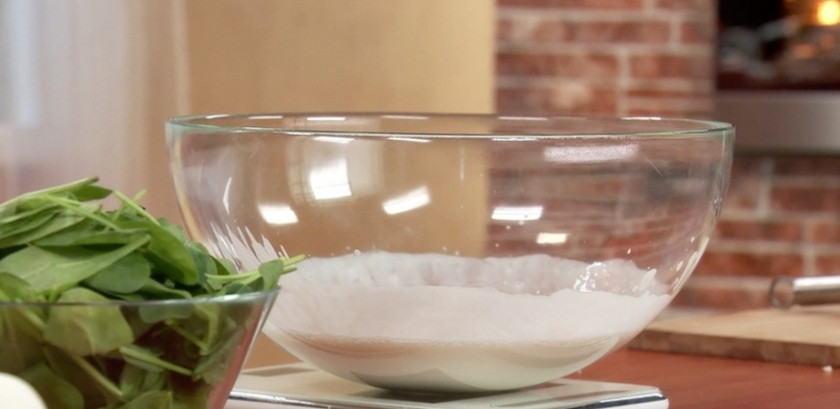 1. Этап. Осетинский пирог с сыром сулугуни: Первым делом вам необходимо замесить тесто для пирога. Для этого кефир, молоко, сметану и дрожжи смешайте в миске. Ингредиенты должны быть комнатной температуры. Просейте в миску муку, затем всыпьте сахар. Возьмите деревянную лопатку и замесите с ее помощью тесто. Если оно будет слишком липким, добавьте немного муки.