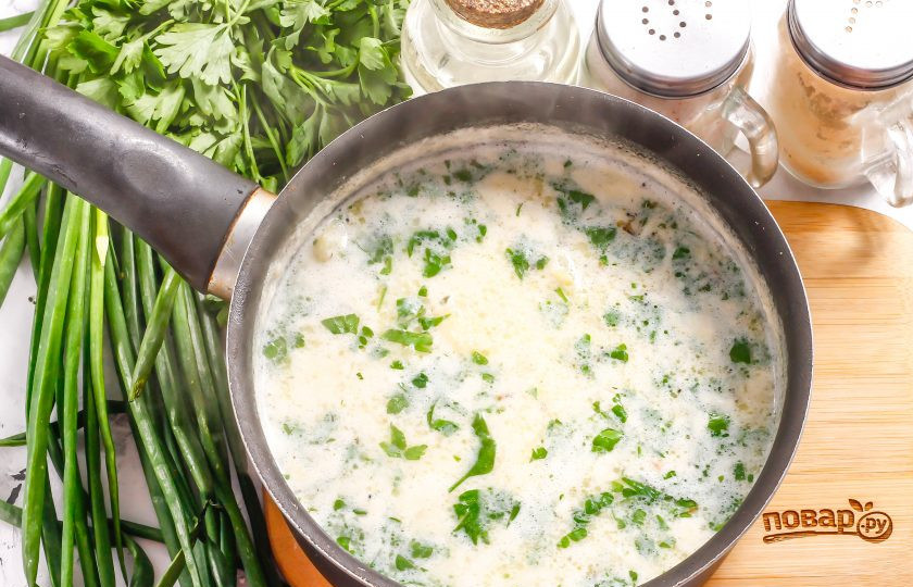 1. Этап. Чечевичный суп на кокосовом молоке: В конце приготовления измельчите промытую зелень кинзы или петрушки, добавьте в емкость вместе с молотым черным перцем. Протомите 1 минуту и попробуйте блюдо на вкус, при необходимости подкорректируйте его.