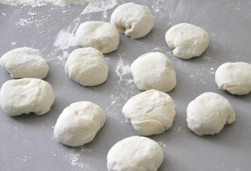 1. Этап. Кавказские чебуреки: Выбродившее тесто разделите на 12 частей, округлите и подкатайте.