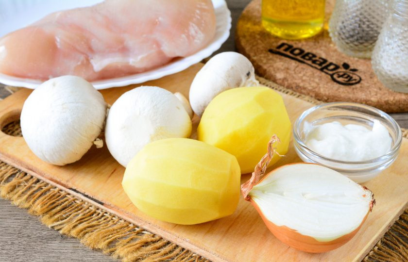 1. Этап. Куриные грудки с картошкой и грибами: Подготовьте необходимые продукты для приготовления куриных грудок с картошкой и грибами.