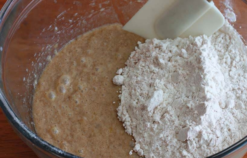 1. Этап. Пирог с грушами и орехами: 7. Добавьте смесь муки в смесь грушевого пюре, и все тщательно перемешайте.