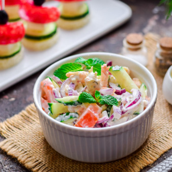 Салат с креветками, помидорами и огурцами