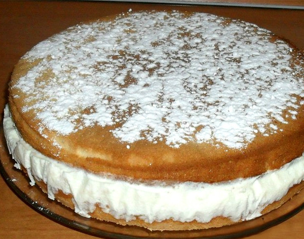 1. Этап. Бисквитный торт с творогом: Готовый остуженный торт вытаскиваем из холодильника и подаем на стол. Сверху можно его украсить сахарной пудрой, какао, корицей или тертым шоколадом. Замечательный десерт как на праздничный стол, так и просто к чаю. Рекомендую для поднятия настроения!