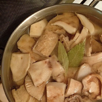 1. Этап. Грузди маринованные: Вскипятить маринад из воды, соли, сахара и специй, опустить туда промытые грибы, дать закипеть и варить 15мин.