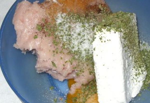 1. Этап. Биточки из куриного фарша: Куриное филе пропустите через мясорубку, добавьте творог, яичный желток, зелень, соль, перец и хорошо размешайте.