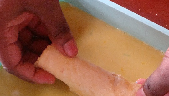 1. Этап. Рулетики с колбасой и сыром: 4. Яйца взбить вилкой или венчиком, при желании добавив щепотку соли и специи по вкусу. Вылить яйца в широкую емкость и окунуть каждый рулетик так, чтобы яйца полностью покрыли хлеб.