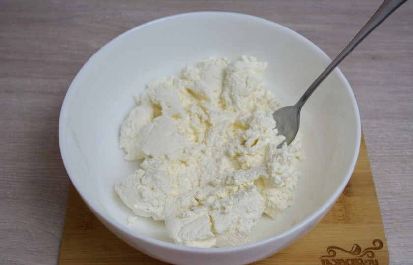 1. Этап. Сырники с манкой: Для приготовления сырников с манкой нам необходимо взять творог. Я беру пастообразный творог 5% жирносити. Если ваш творог крупинками, перетрите его через мелкое сито. Сам творог выложите в миску и разомните вилкой.
