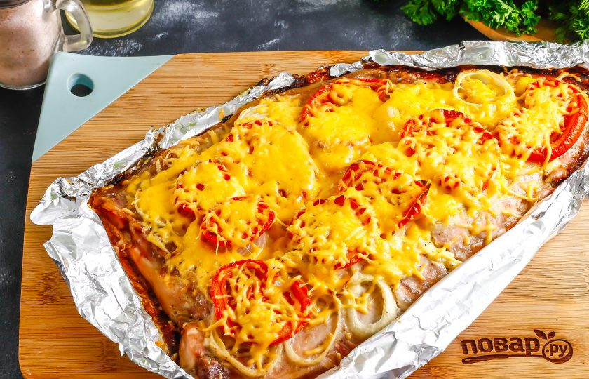 1. Этап. Коктал из сазана в духовке: Разогрейте духовку до 200 градусов и поместите в нее форму с рыбой. Запеките примерно 30-40 минут. Затем натрите на терке с мелкими ячейками твердый сыр и выложите поверх. Запеките еще 3-5 минут до расплавления сыра.