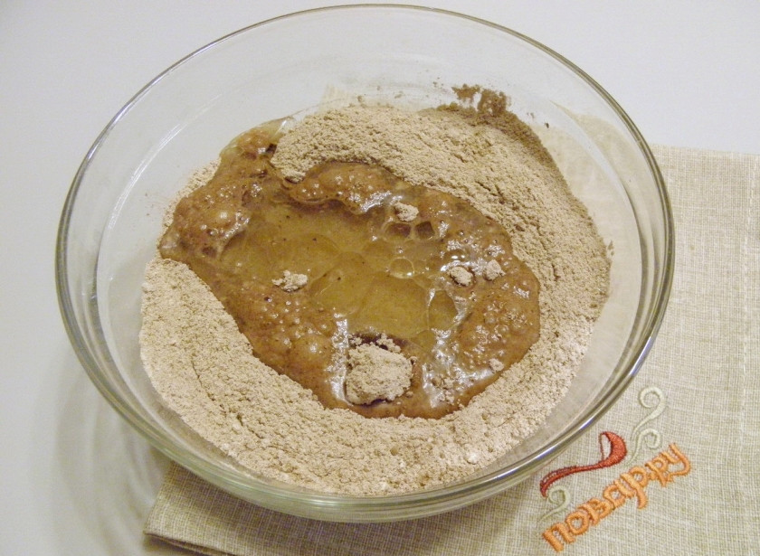 1. Этап. Постные маффины: 3. Влейте воду и растительное масло, перемешайте.