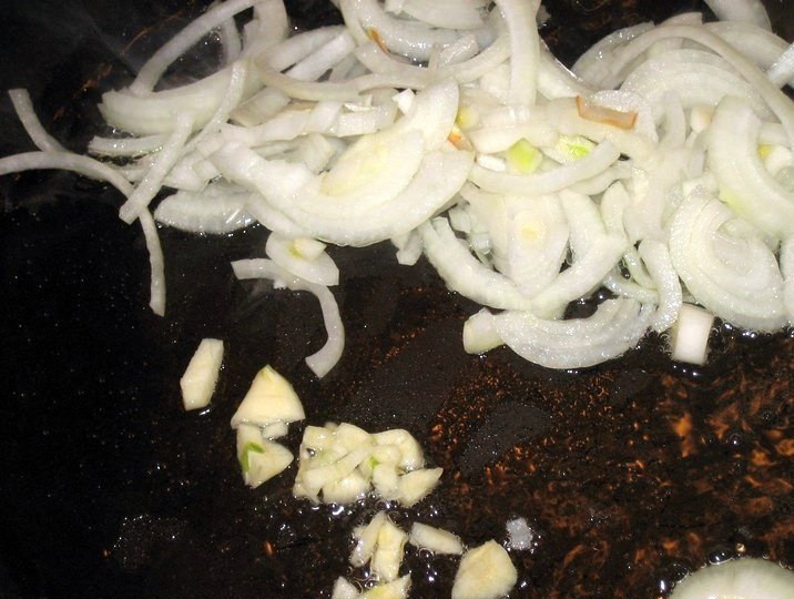 1. Этап. Каварма из баранины: В сковороду наливаем небольшое количество масла и ставим на средний огонь. Когда она хорошенько нагреется, выкладываем на сковороду нарезанный полукольцами лук и измельченный чеснок, жарим до золотистого цвета.