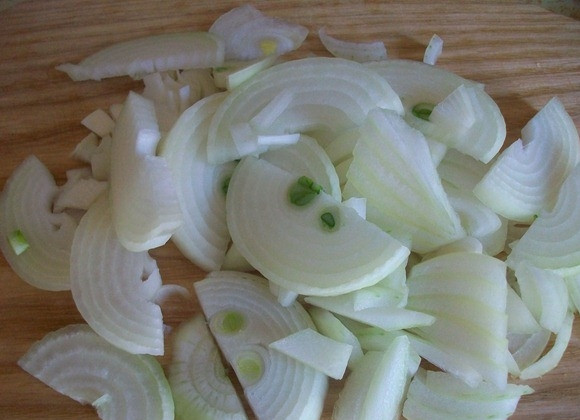 1. Этап. Свиные ребрышки в мультиварке: Лук необходимо почистить и нарезать полукольцами.