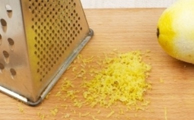 1. Этап. Быстрое тесто для кулича: Снять цедру с лимона или апельсина и добавить в получившуюся массу, перемешать.